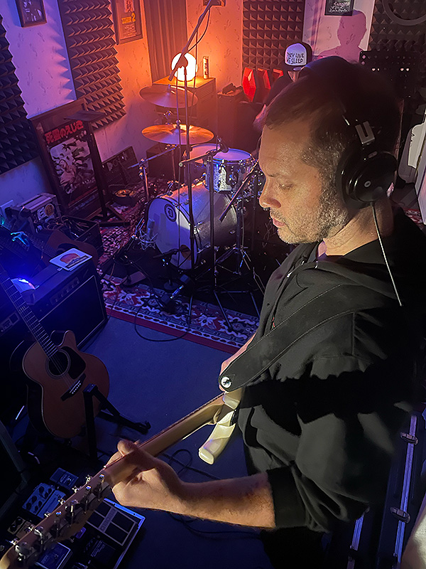 voyag3r-aaron-greene-guitar